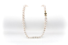 Kurze Süßwasser Perlenkette "Pearl affair white gold"